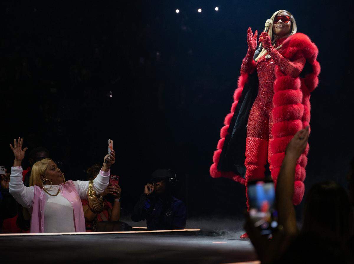 Mary J. Blige claps as a fan records the moment with her cellphone at Golden 1 Center on Saturday.