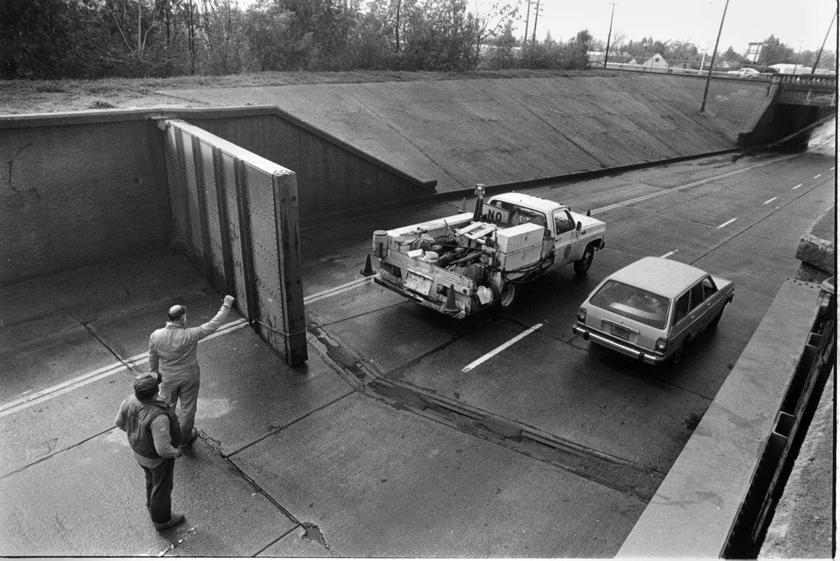 City workers test one of two floodgates on H Street between East Sacramento and River Park as the rising American River threatens the city on Feb. 18, 1986. 