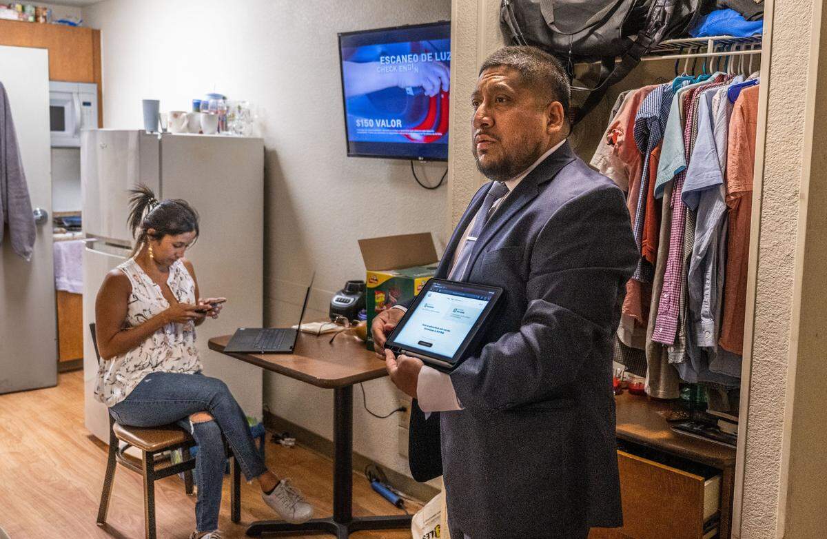 Jorge de la Cruz with Mendoza Immigration talks on Thursday, Aug. 31, 2023, about the process to seek asylum with the migrants brought to Sacramento from Texas by the state of Florida earlier this summer.