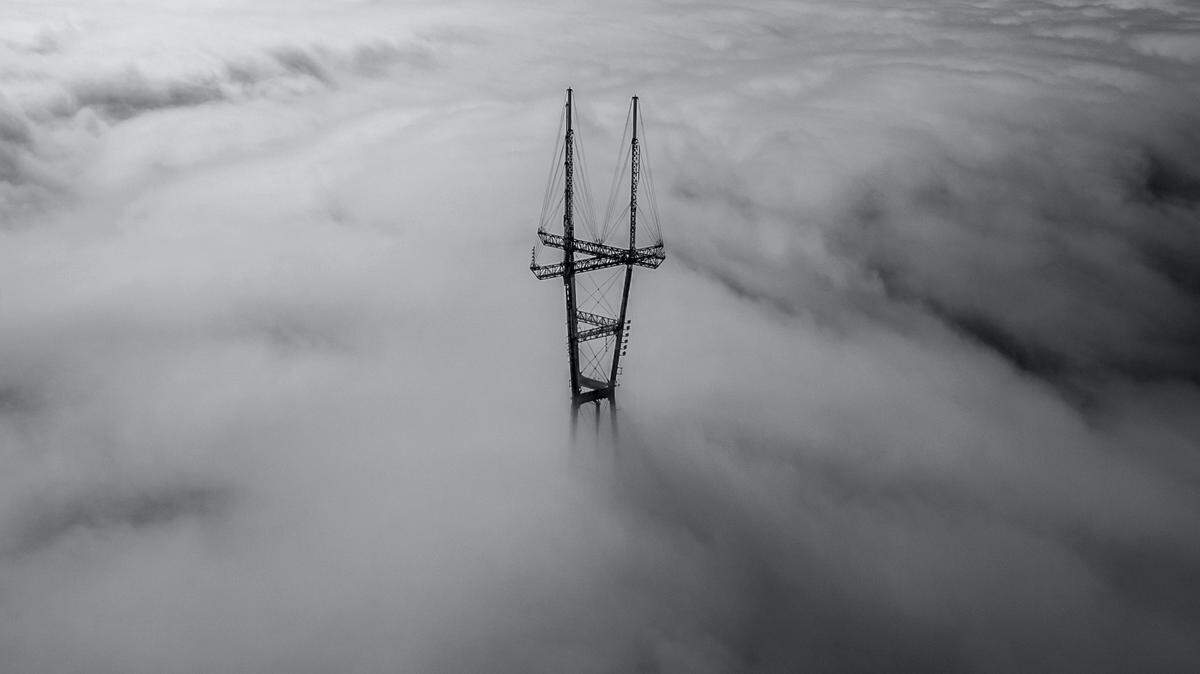 The top of this California landmark poking through the fog in San Francisco has been mistaken for a UFO in a viral Twitter video viewed by more than 17 million people.