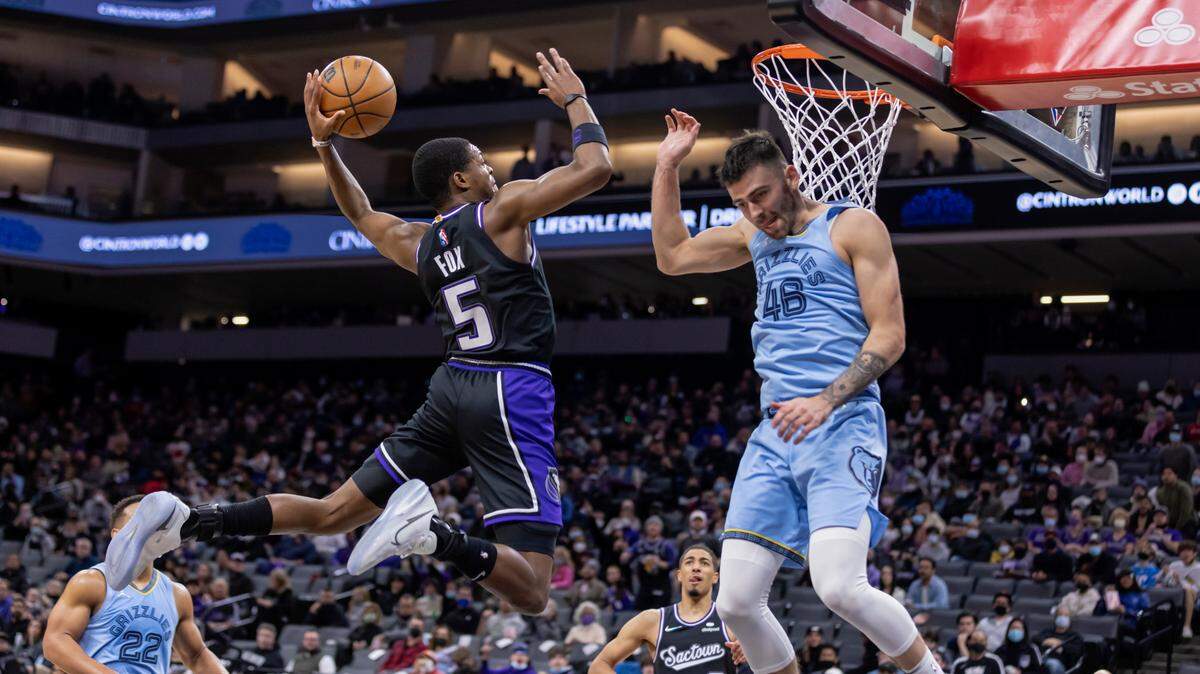 Sacramento Kings guard De’Aaron Fox (5) dunks on Memphis Grizzlies guard John Konchar (46) during the third quarter on Sunday, Dec. 26, 2021 during an NBA basketball game at the Golden 1 Center in Sacramento. Fox had 12 points. The Grizzlies won 127-102.