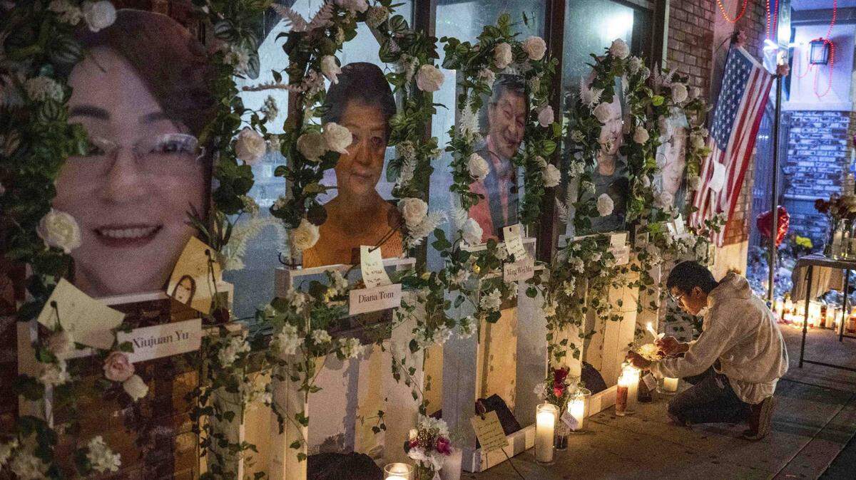 UN HOMBRE visita un monumento improvisado para las victimas de Star Ballroom Dance Studio el 24 de enero de 2023 en Monterey Park,