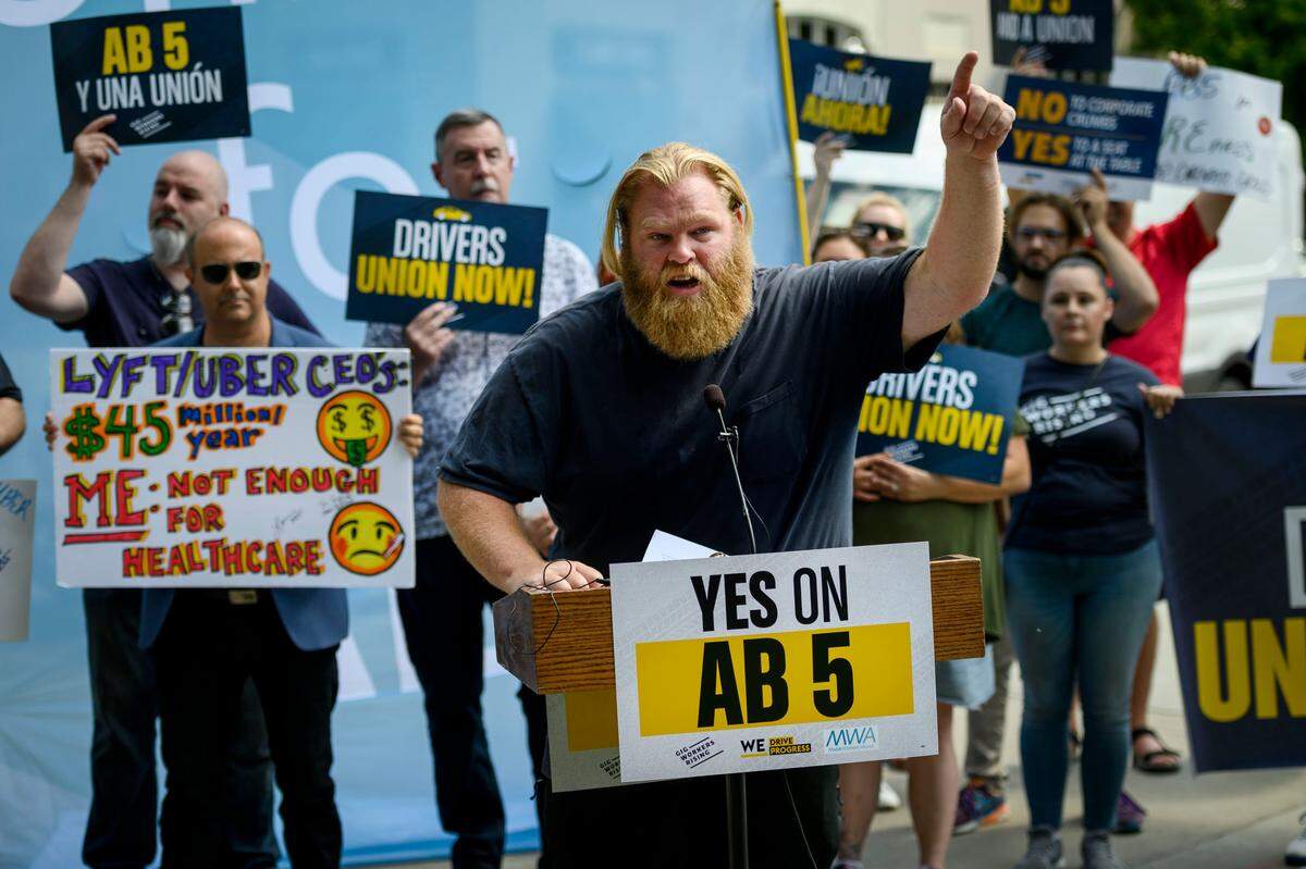 Uber driver and organizer Jeff Perry of Sacramento speaks in supporter of Assembly Bill 5 at the California state Capitol on Wednesday, Aug. 28, 2019. The bill would force “gig economy” employers to treat independent contractors as employees.