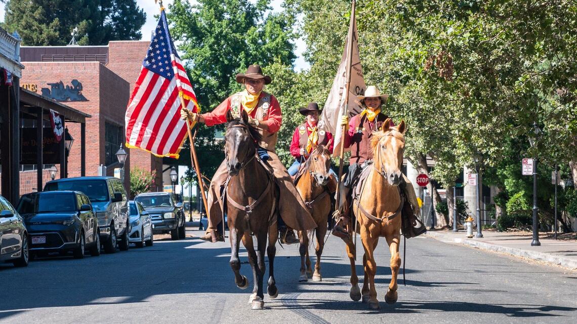 Pony Express gallops into Old Sacramento, commemorating 46th annual re-ride