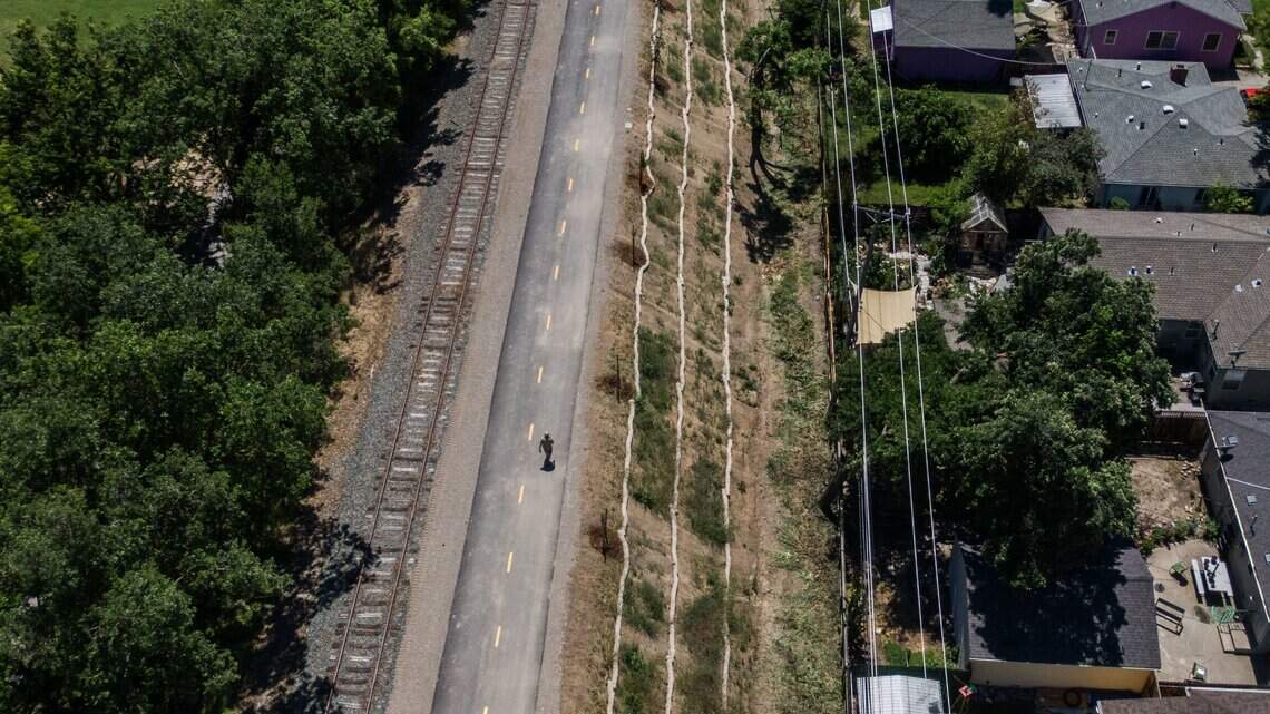 New trail connects Sacramento neighborhoods for bikers and pedestrians. See where it goes