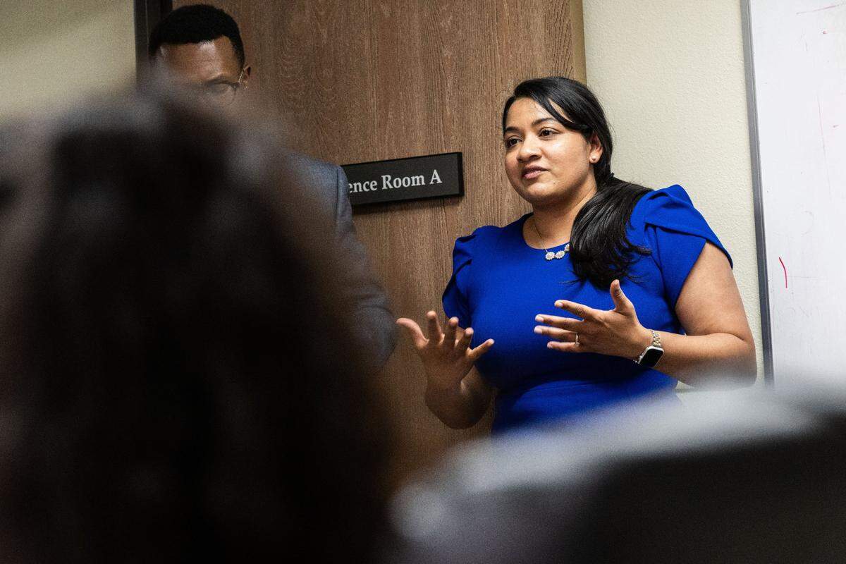 Kishwer Vikaas, de la American Immigration Lawyers Association, habla sobre el visado U para víctimas de actividades delictivas, en Sacramento, el lunes 3 de junio de 2024, ante un grupo de migrantes que llegaron a la ciudad el año pasado.