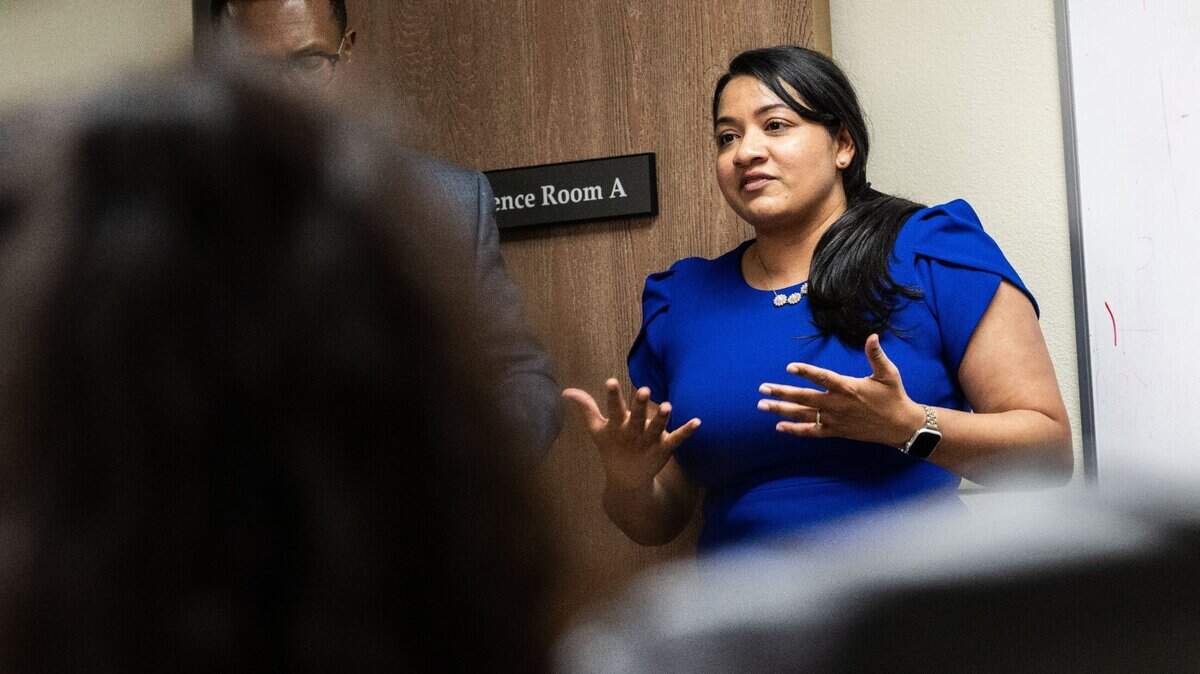 Kishwer Vikaas, de la Asociación Estadounidense de Abogados de Inmigración, habla del visado U para víctimas de actividades delictivas a principios de este mes al grupo de inmigrantes que llegó a Sacramento el año pasado.