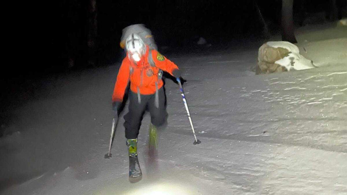 A search-and-rescue skier is seen during a nighttime rescue operation at Saxon Creek Trail near South Lake Tahoe on Sunday, Dec. 29, 2024. Two members of El Dorado County’s Tahoe Search and Rescue team guided a wayward splitboarder to safety after he was stranded by his boarding buddy near Highway 89.