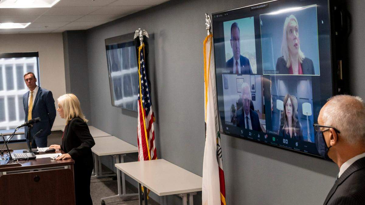 La fiscal del Condado Sacramento, Anne Marie Schubert, junto con el fiscal del Condado El Dorado, Vern Pierson, a la izquierda, y los fiscales de los Condados Sacramento, Kern y San Mateo, así como el fiscal del distrito este de California, McGregor Scott, anunciaron durante una rueda de prensa en Sacramento el año pasado el fraude generalizado al EDD en toda California dentro de las cárceles y prisiones del condado.