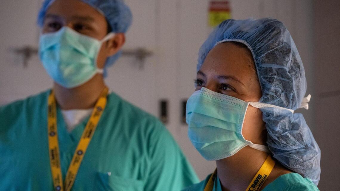 Latinos de California están subrepresentados en medicina. Este programa local ayudará