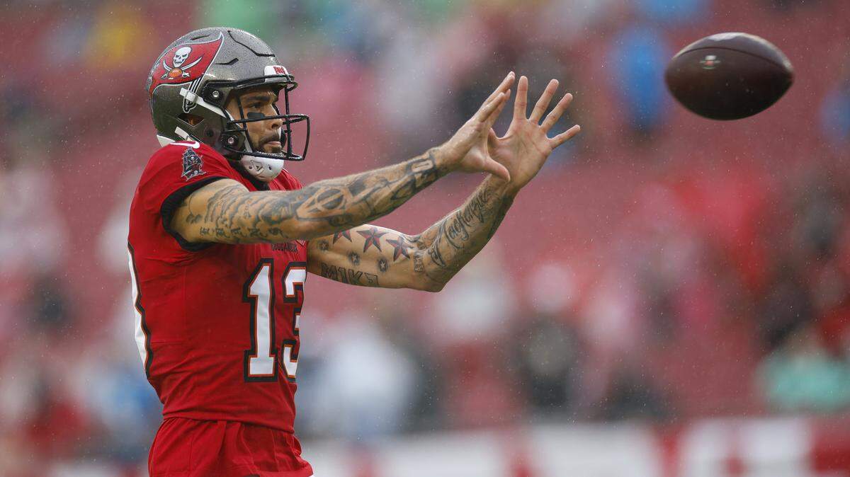Then-Tampa Bay Buccaneers wide receiver Mike Evans warms up prior to a game against the Carolina Panthers during a game at Raymond James Stadium on Jan. 3. He signed a three-year contract with the 49ers in March.