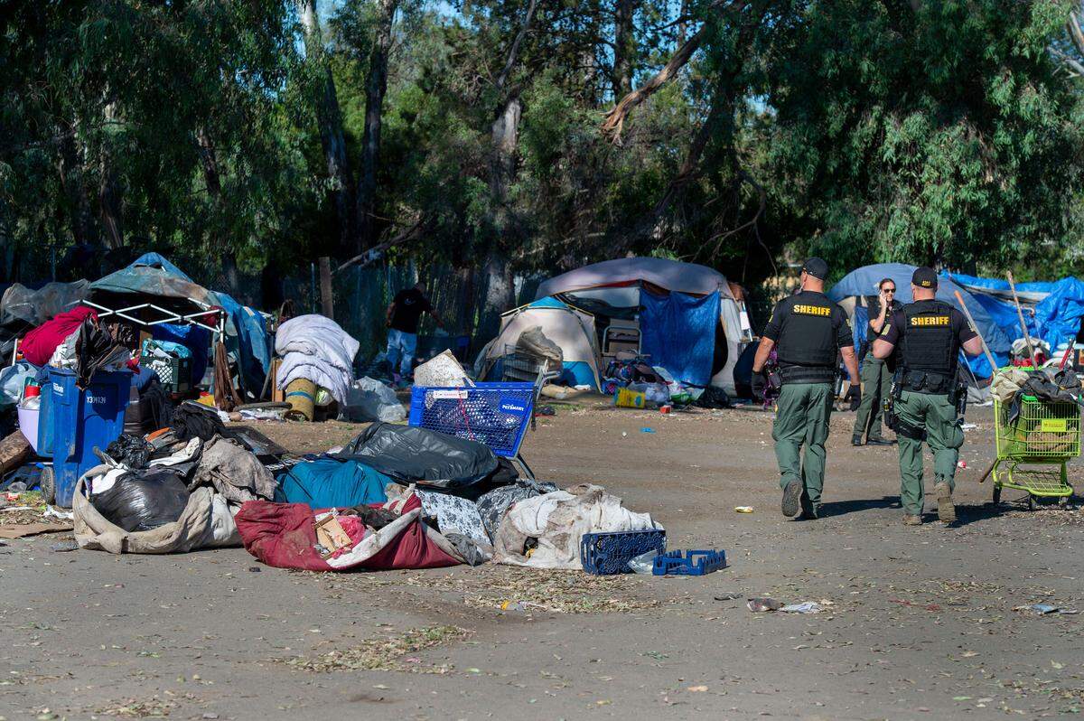 Sacramento County sheriff’s deputies order homeless campers to leave a vacant lot on Stockton Boulevard in South Sacramento in 2019. Sacramento City Councilman Eric Guerra, who is running for state Assembly, sent out a campaign mailer touting the clearing of another homeless encampment on the same street.