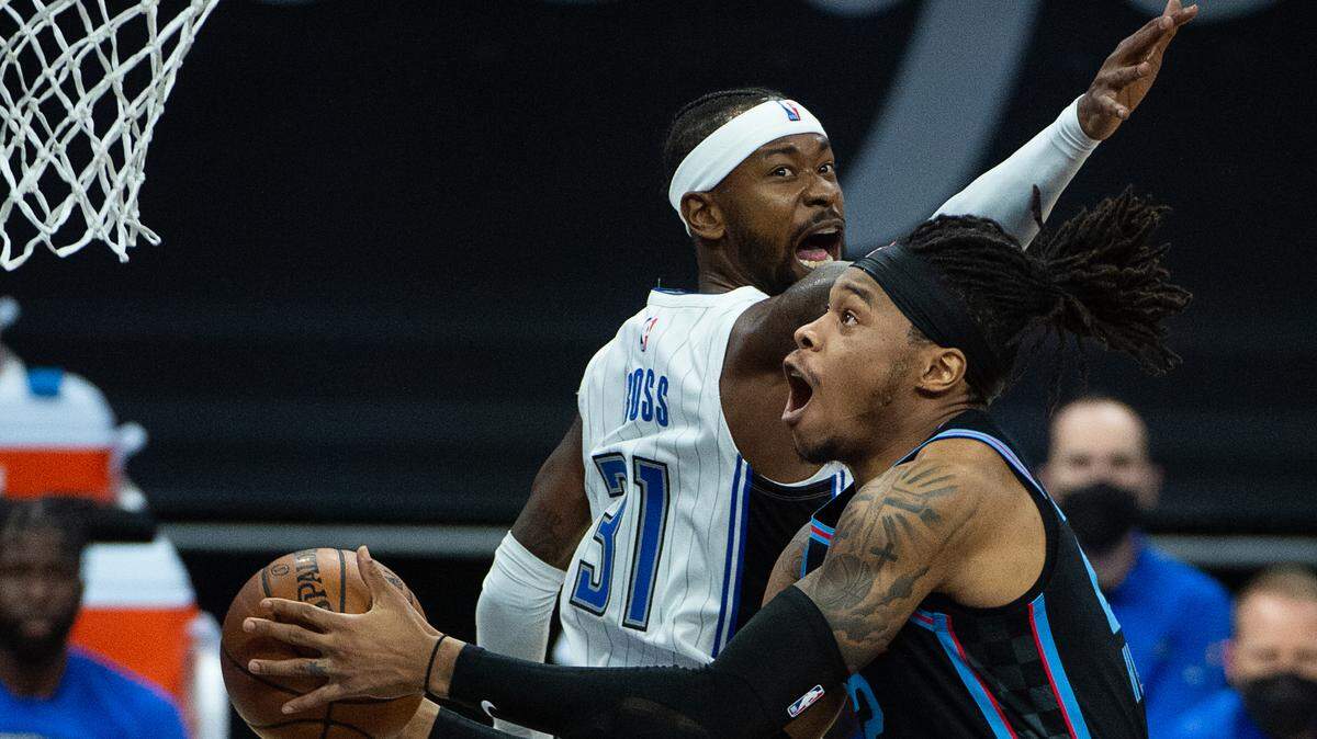 Sacramento Kings center Richaun Holmes (22) drives to the basket defended by Orlando Magic guard Terrence Ross (31) in the second quarter during a game at Golden 1 Center on Friday, Feb. 12, 2021 in Sacramento.