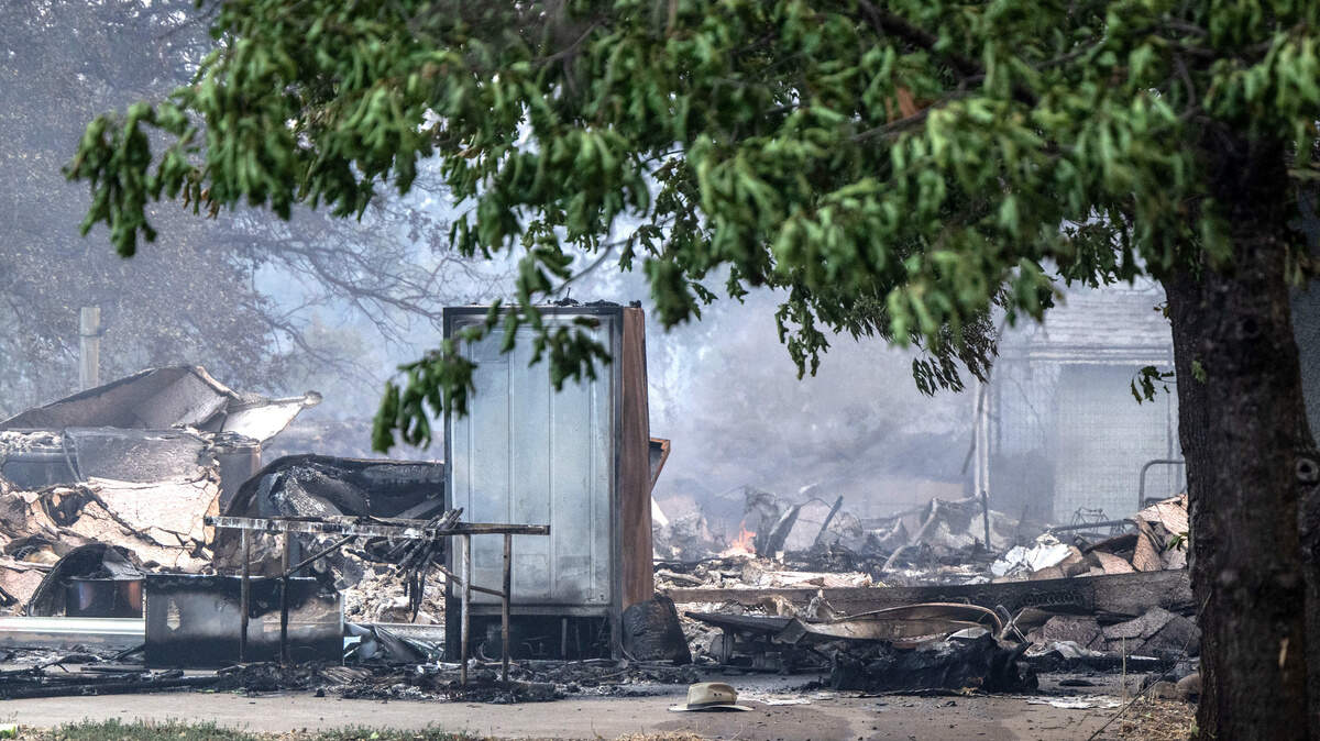 Los restos de la tienda familiar de reptiles Killer Clutches arden en Rock Creek Road después de que el negocio se quemara en el Park Fire a lo largo de Cohasset Road, al este de Chico, el jueves.