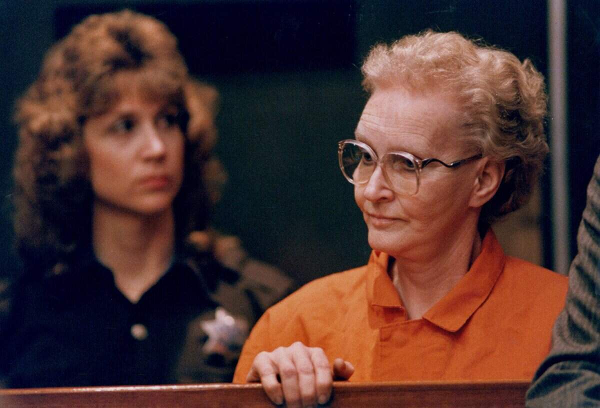 Dorothea Puente is arraigned in 1988 on a murder charge at Sacramento municipal Court. Standing beside her is Sheriff's Deputy Lori Aquitania.