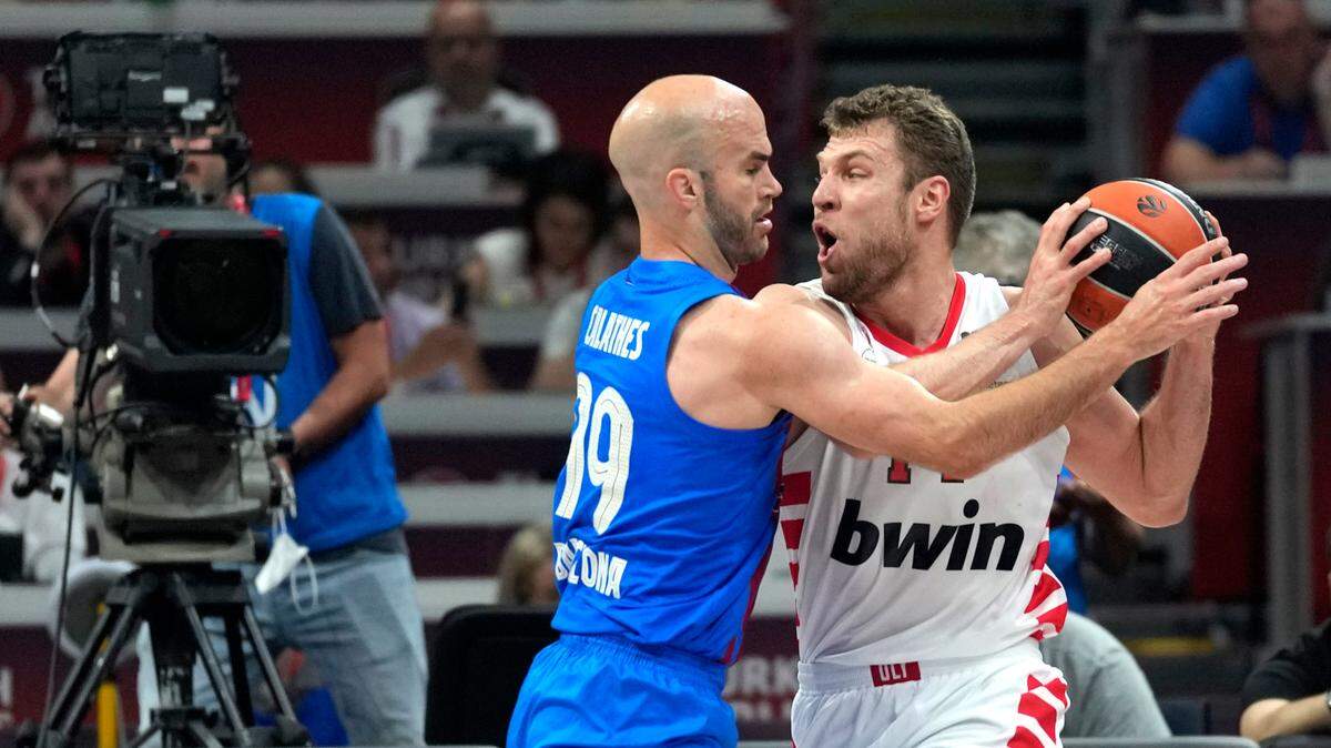 Olympiakos’ Sasha Vezenkov, right, drives to the basket as Barcelona’s Nick Calathes tries to block him during their Final Four Euroleague bronze medal basketball match between Barcelona and Olympiacos, in Belgrade, Serbia, Saturday, May 21, 2022. (AP Photo/Darko Vojinovic)