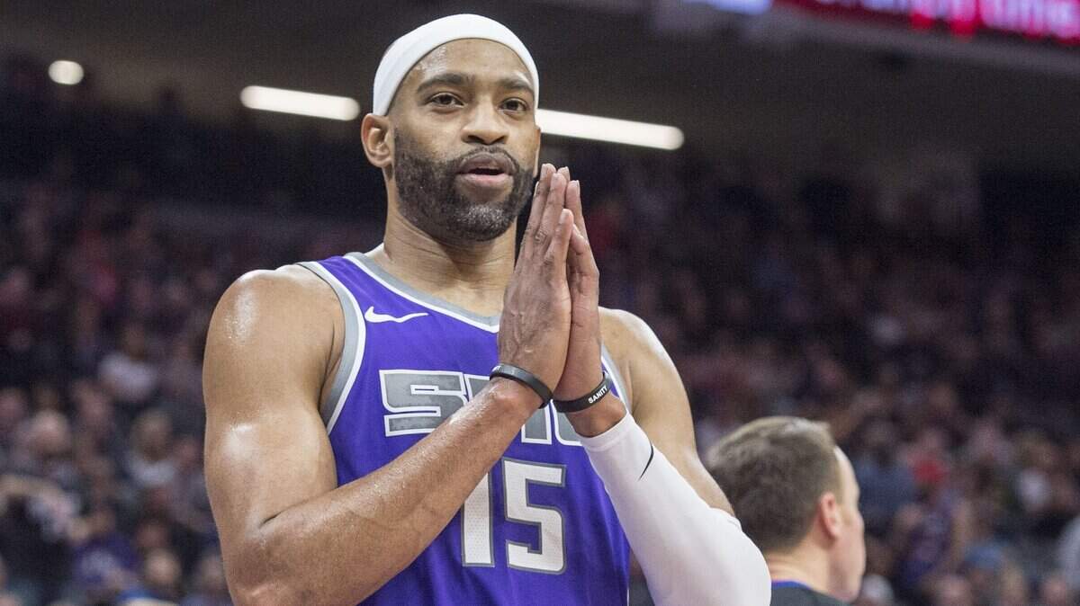 Kings swingman Vince Carter received a one-finger salute from Hall of Famer Bill Russell on Wednesday in Las Vegas.