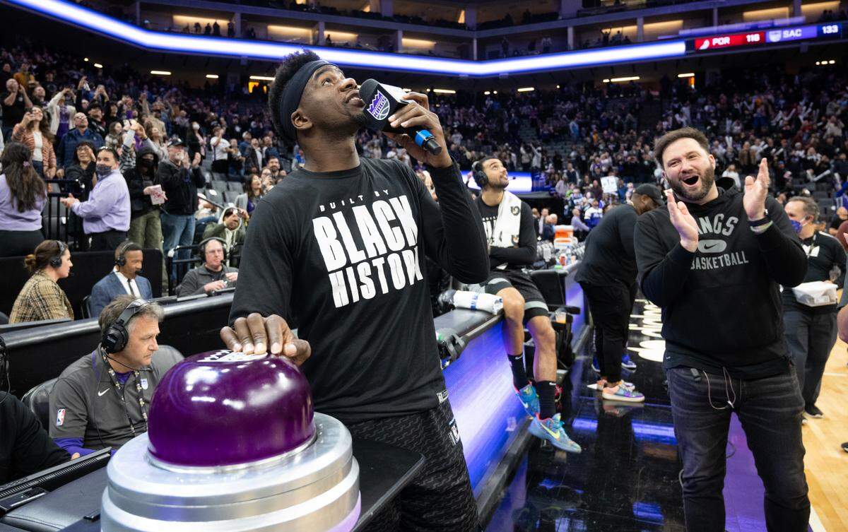 Sacramento Kings guard Terence Davis (3) lights the beam after the Sacramento Kings 133-116 win over the Portland Trail Blazers at Golden 1 Center in Sacramento, Thursday, Feb. 23, 2023.