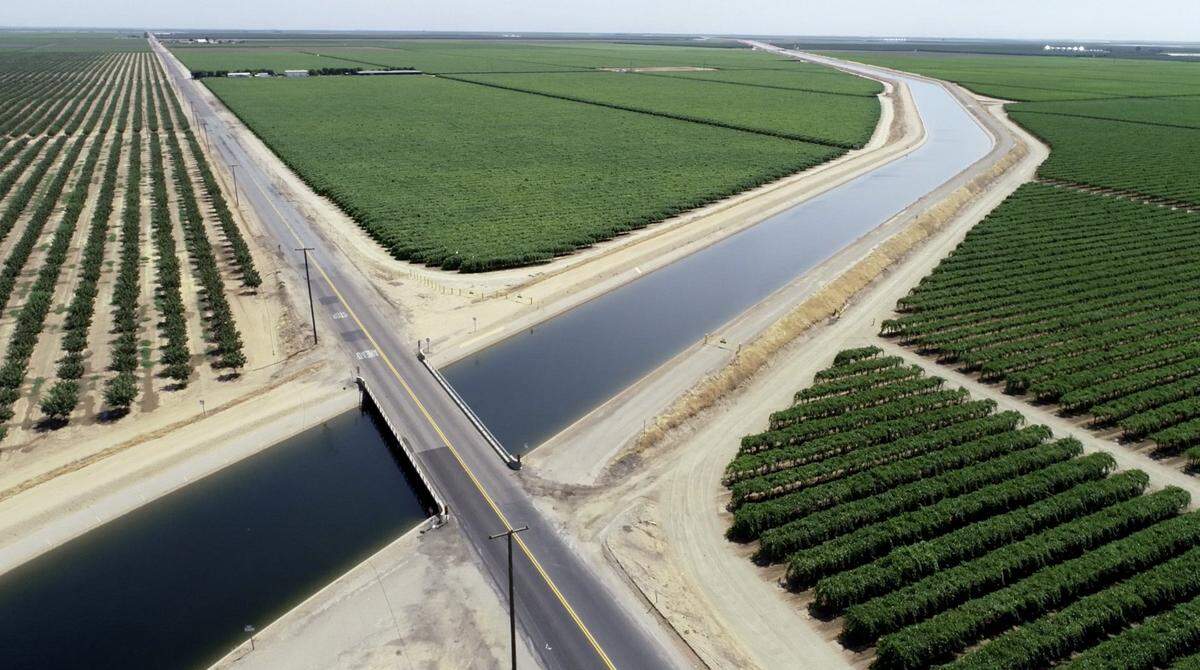 The Friant-Kern Canal in the San Joaquin Valley is sinking as parts of the San Joaquin Valley floor collapse because of subsidence, the result of excessive groundwater pumping during the drought. Bridges in this area of the canal, near Terra Bella, used to be 12 feet above the waterÆs surface. Now its one foot.