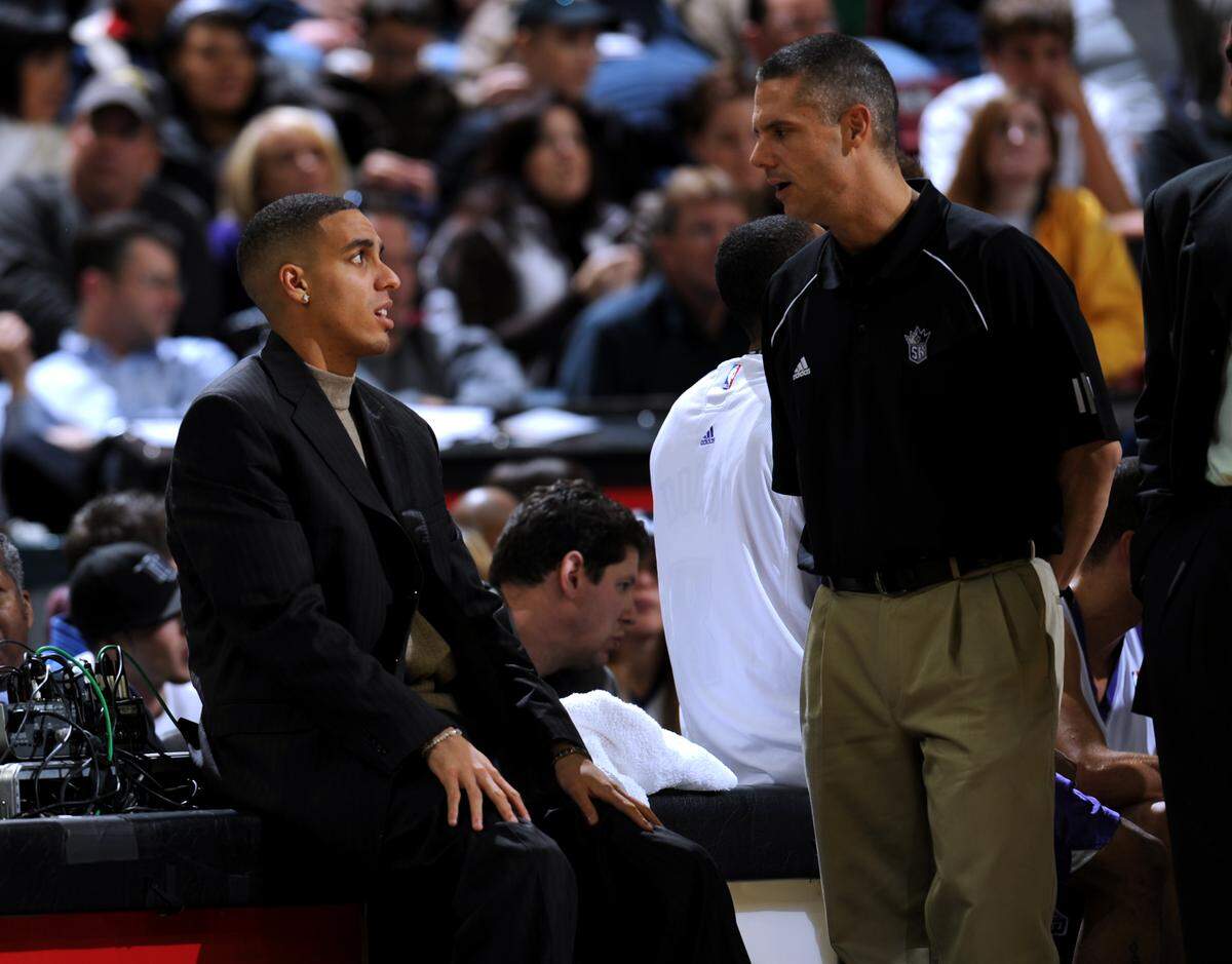 Sacramento Kings player Kevin Martin, left, talks with athletic trainer Pete Youngman during the Kings’ 89-69 loss to the Boston Celtics on Wednesday, Dec. 26, 2007.