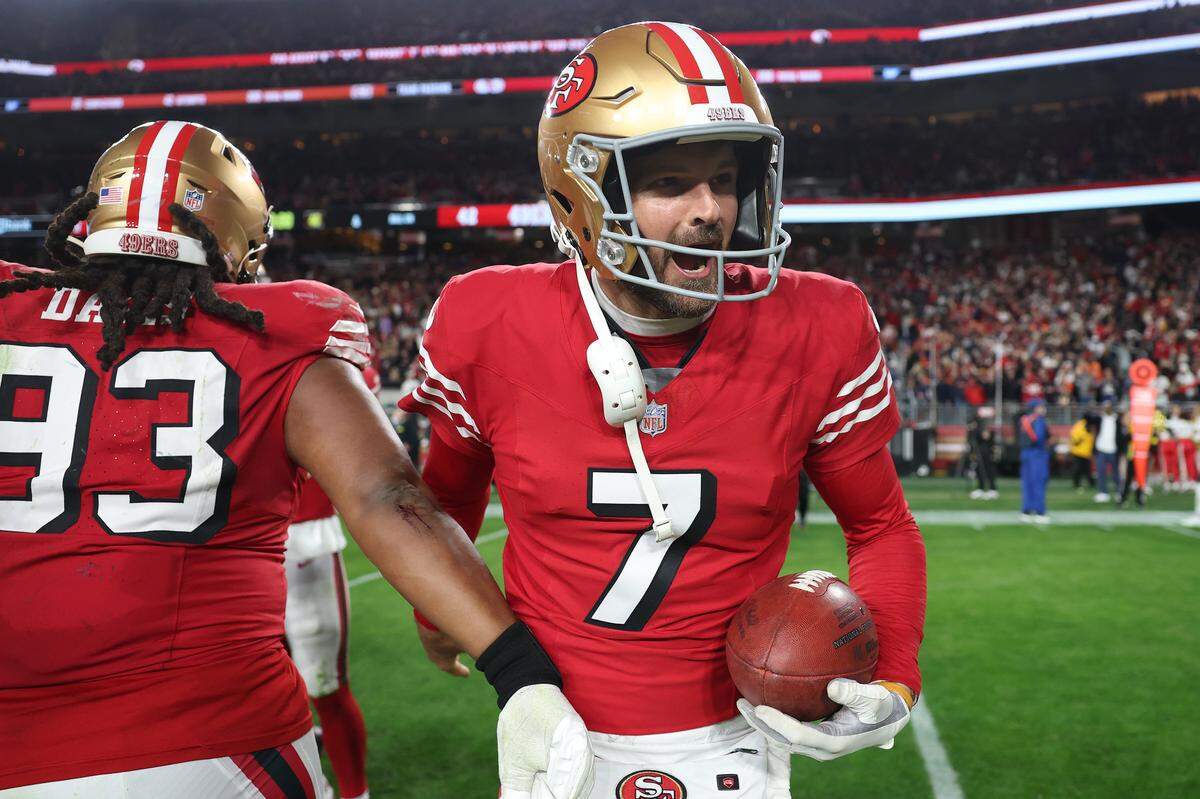 SANTA CLARA, CALIFORNIA - DECEMBER 28: Thomas Morstead #7 of the San Francisco 49ers celebrates a win against the Chicago Bears following the game at Levi's Stadium on December 28, 2025 in Santa Clara, California. (Photo by Ezra Shaw/Getty Images)