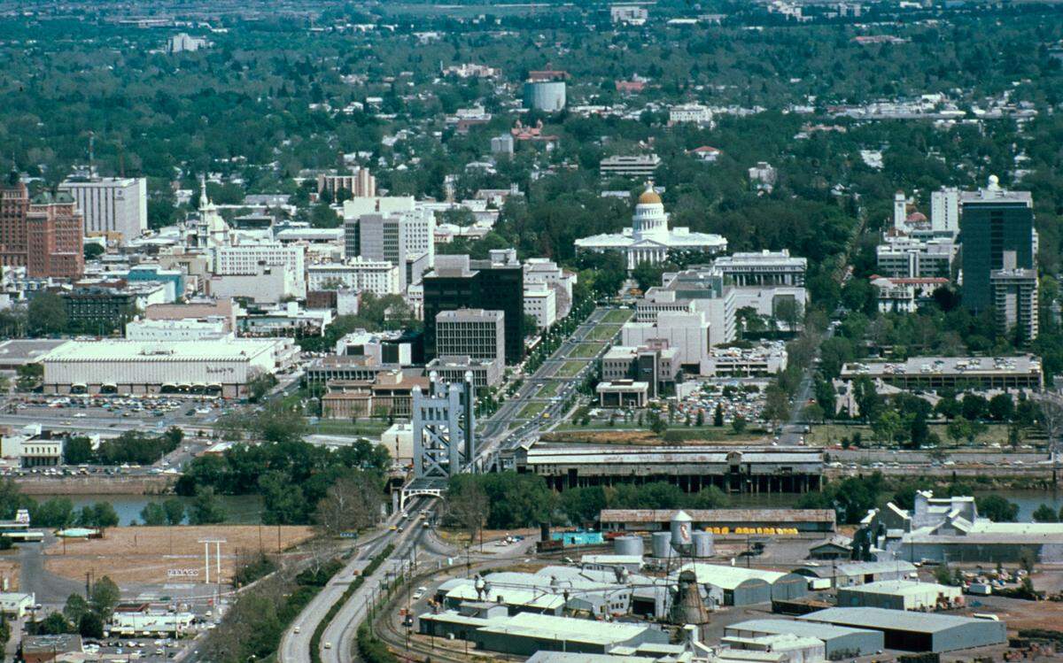 The Macy’s building in downtown Sacramento stands at left in 1975 after the construction of Interstate 5 and the first version of Downtown Plaza.