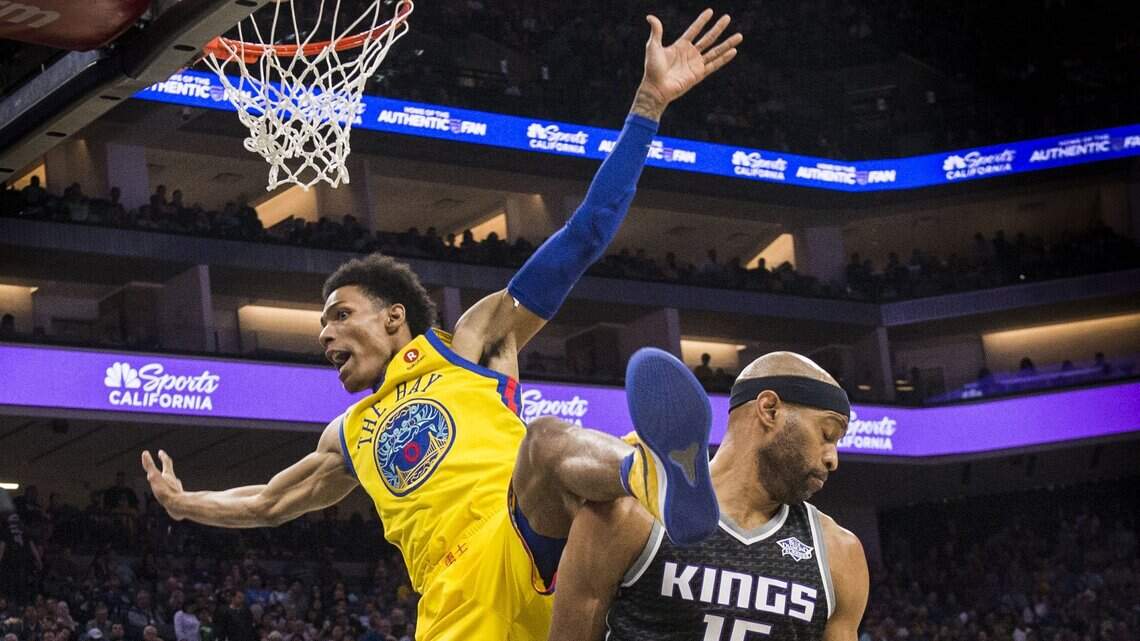 Emotions run high, Vince Carter gets a flagrant as Warriors down Kings