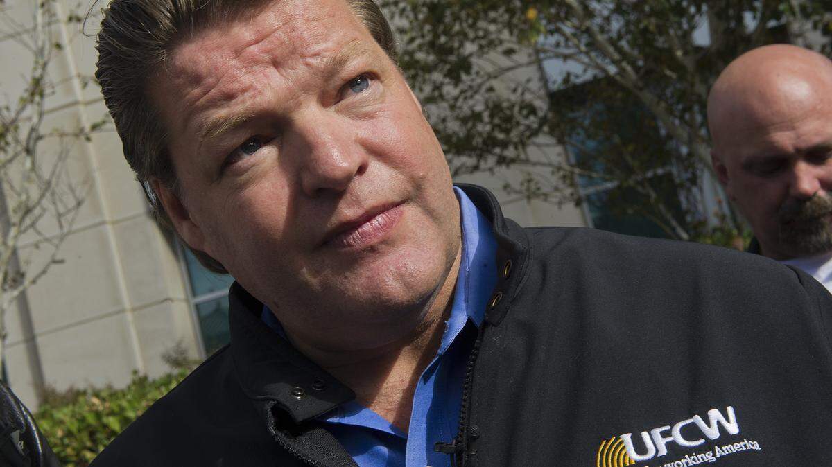 Jacques Loveall, president of UFCW 8-Golden State, recommended that union members vote “yes” on the tentative deal with Safeway and Vons. UFCW 8 represents California workers from the Oregon border down to Kern County.