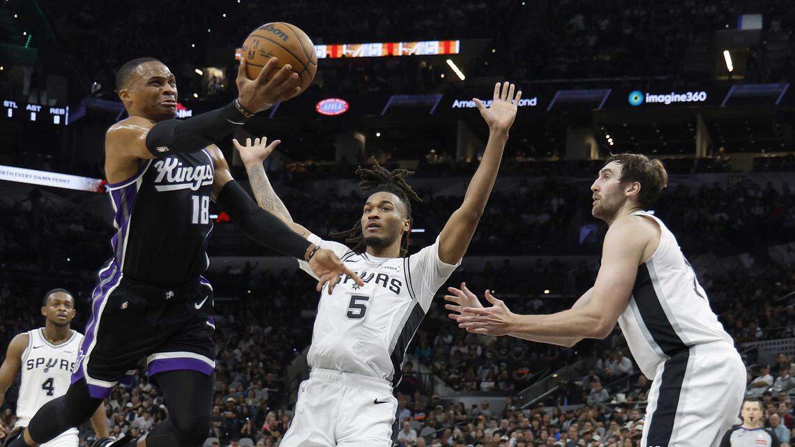 De’Aaron Fox comes through in the clutch, deals Kings sixth straight loss