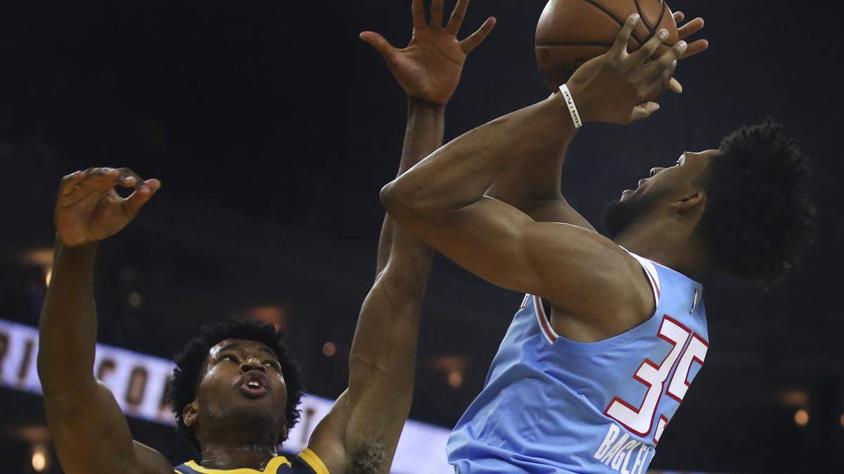 Sacramento Kings’ Marvin Bagley III, right, shoots against Golden State Warriors’ Damian Jones (15) during the first half of an NBA basketball game Saturday, Nov. 24, 2018, in Oakland, Calif. (AP Photo/Ben Margot)
