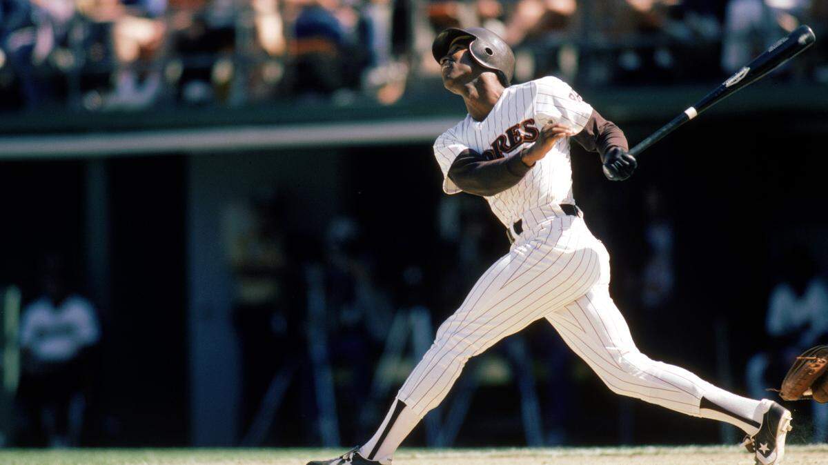 1989: Jerry Royster of the San Diego Padres watches the ball during the 1989 season. (Photo by Rick Stewart/Getty Images)