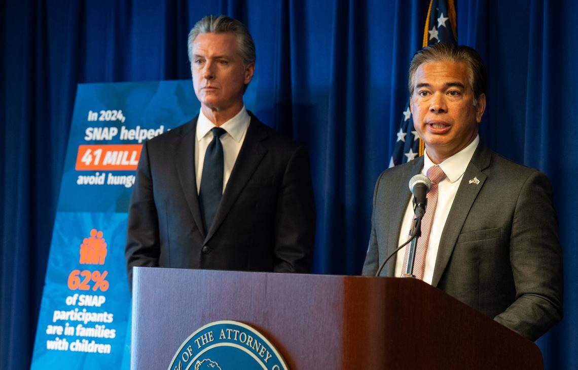 El fiscal general de California Rob Bonta, acompañado por el gobernador Gavin Newsom, habla el martes en una conferencia de prensa en Sacramento sobre una demanda presentada por California y otros estados en un tribunal federal para restablecer la financiación del Supplemental Nutrition Assistance Program. Los beneficios de SNAP, que proporcionan alimentos a unos 5,5 millones de residentes del estado en California como CalFresh, podrían detenerse en días en medio del cierre del gobierno federal.