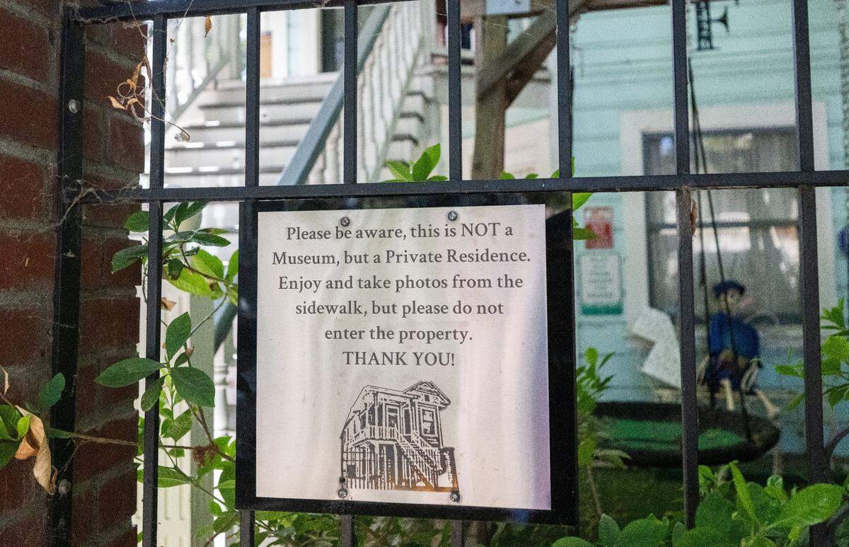 A plaque asks for privacy from visitors outside the former home of notorious Sacramento serial Dorothea Puente.