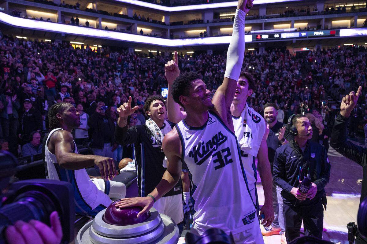 Sacramento Kings center Dylan Cardwell (32) lights the beam with Sacramento Kings center Precious Achiuwa (9), Sacramento Kings guard Nique Clifford (5) and Sacramento Kings center Maxime Raynaud (42) after the Kings beat the Rockets at Golden 1 Center in Sacramento on Sunday, Jan. 11, 2026.