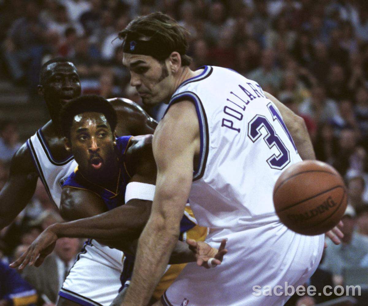 Kobe Bryant, left of the Lakers, makes a pass to Shaquille O’Neal, thru the hand of Scot Pollard, of the Sacramento Kings in a 2014 game.