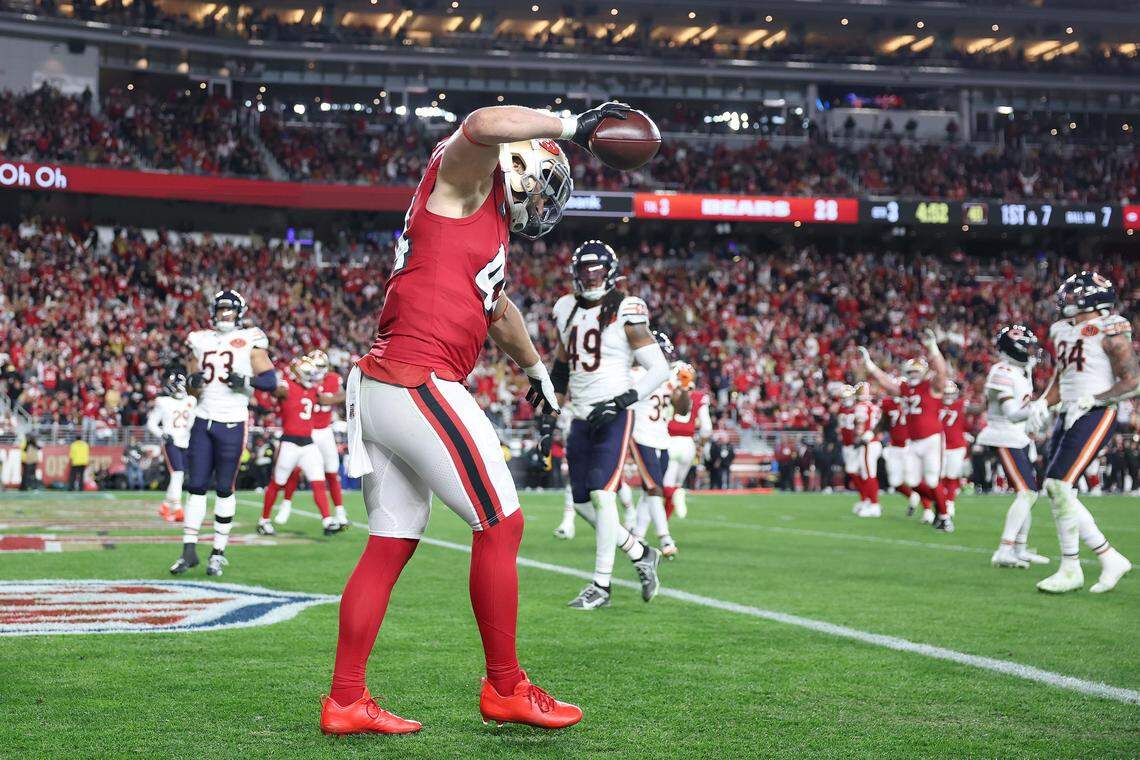 SANTA CLARA, CALIFORNIA - DECEMBER 28:Kyle Juszczyk #44 of the San Francisco 49ers celebrates a touchdown catch against the Chicago Bears during the third quarter of the game at Levi's Stadium on December 28, 2025 in Santa Clara, California. (Photo by Ezra Shaw/Getty Images)