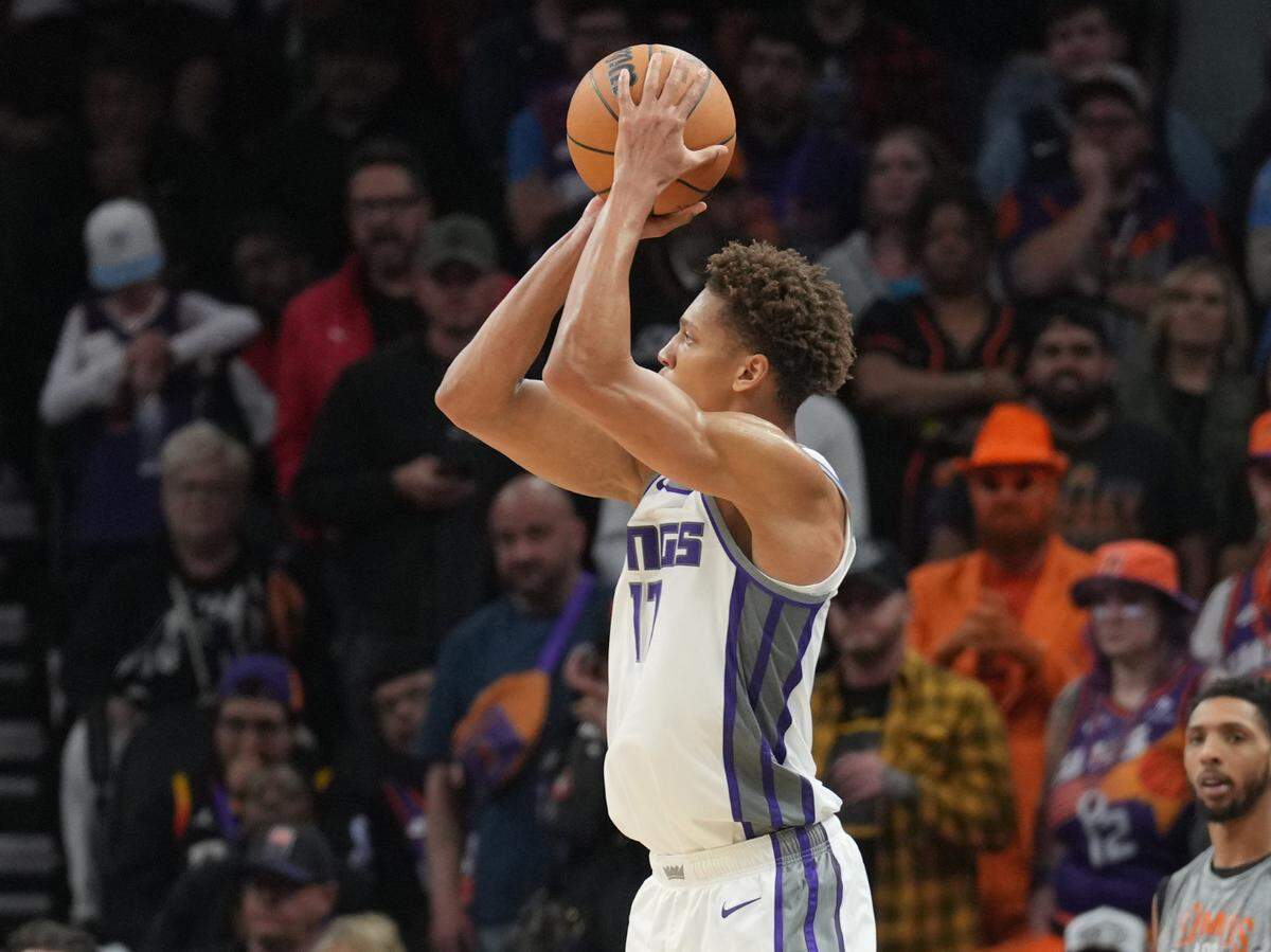Sacramento Kings forward Kessler Edwards (17) shoots against the Phoenix Suns during the second half at Footprint Center in Phoenix on Saturday.
