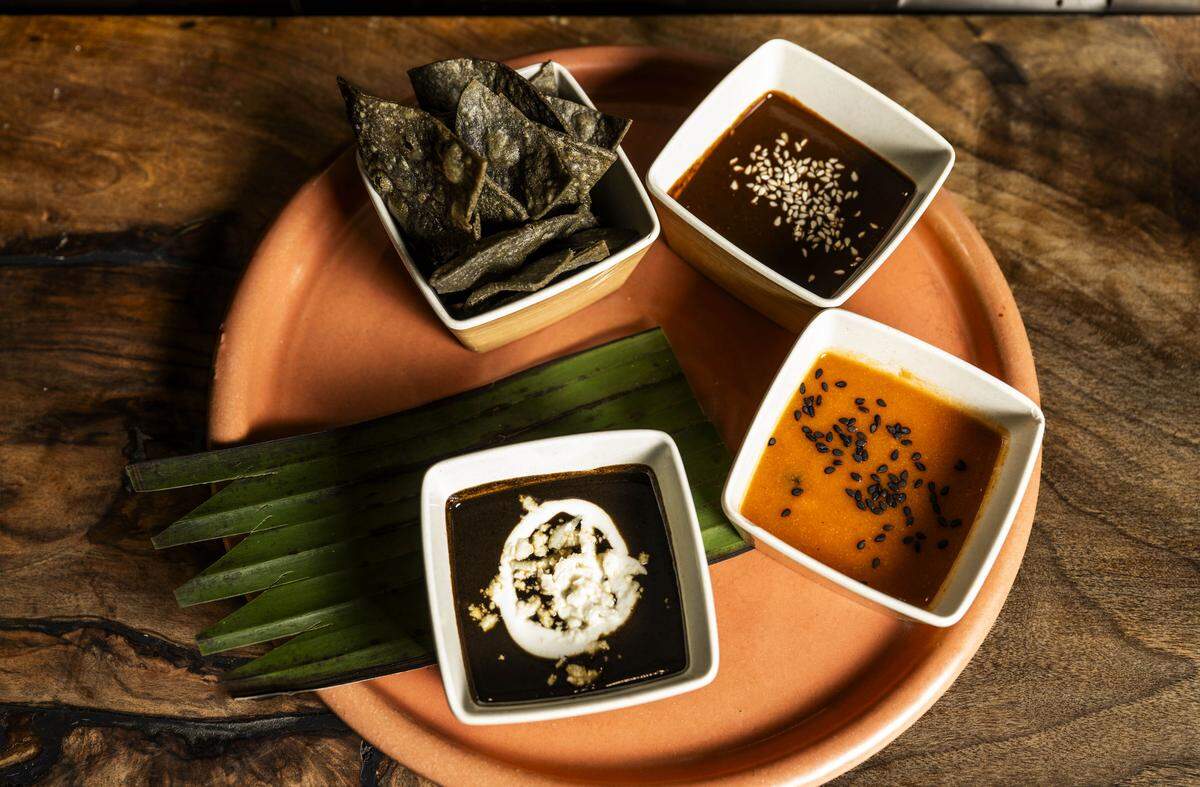 The flight of mole includes mole negro, mole rojo and mole amarillo.