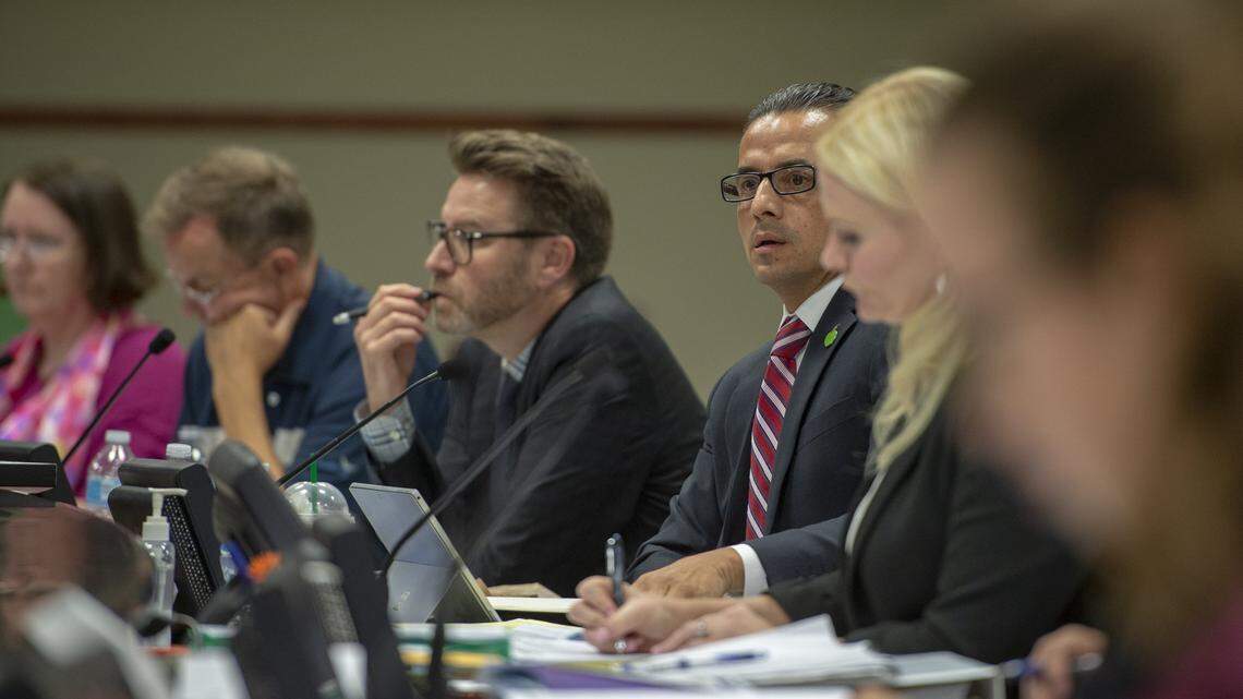 Superintendent Jorge Aguilar and members of the Sacramento City Unified school board discuss the district’s financial shortfall in October 2018.