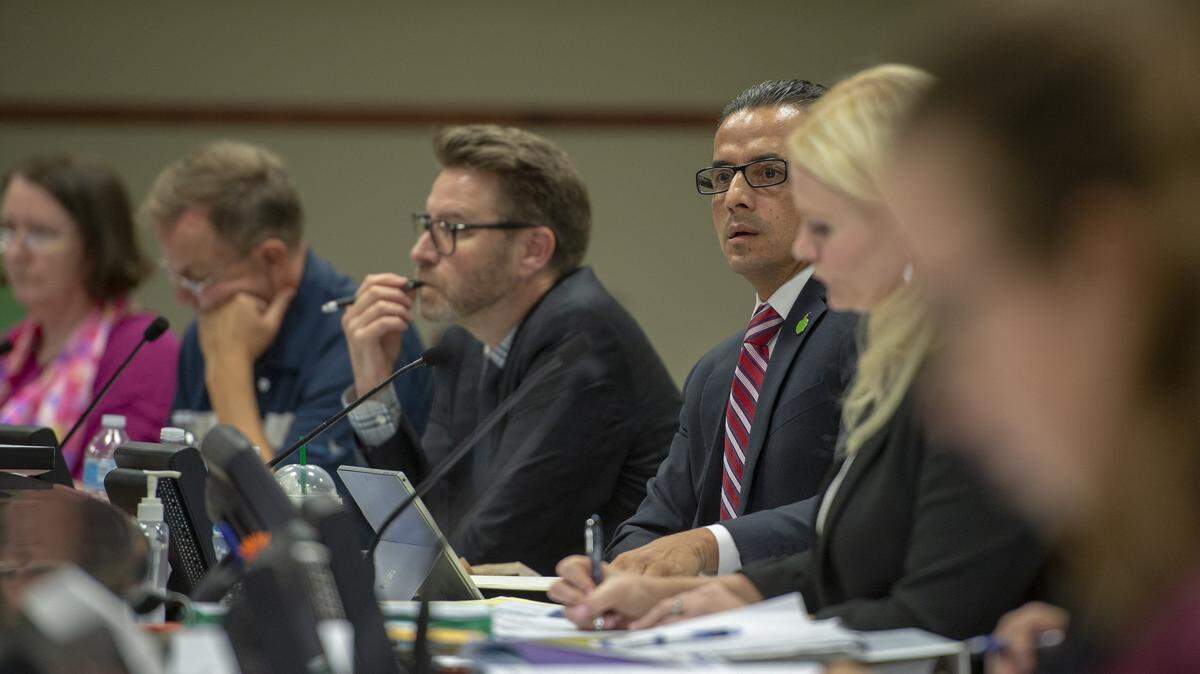 Superintendent Jorge Aguilar and members of the Sacramento City Unified school board listen to the district’s chief business officer,  John Quinto, explain the district’s financial shortfall.