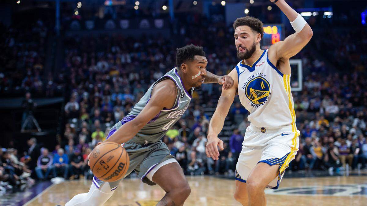 Sacramento Kings guard Malik Monk (0) drives to the basket with Golden State Warriors guard Klay Thompson (11) on defense during the first quarter in the NBA basketball game Sunday, Nov. 13, 2022, at Golden 1 Center in Sacramento. Monk had 12 points. The Kings won 122-115.