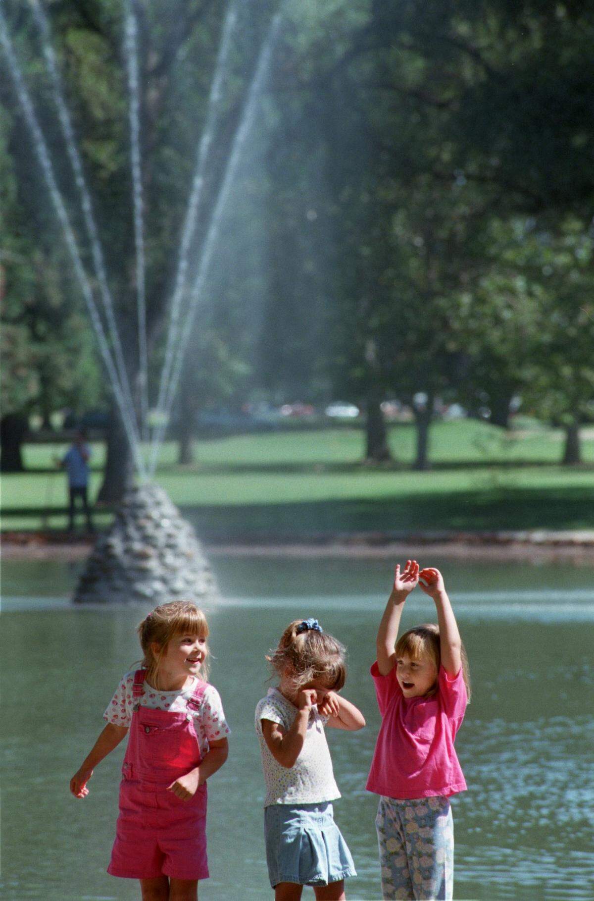 Four-year-olds Rachel O’Sullivan, left, Hannah Basham, center, and Camille Moore play by the shore of the William Land Park “duck lake” in 1998.