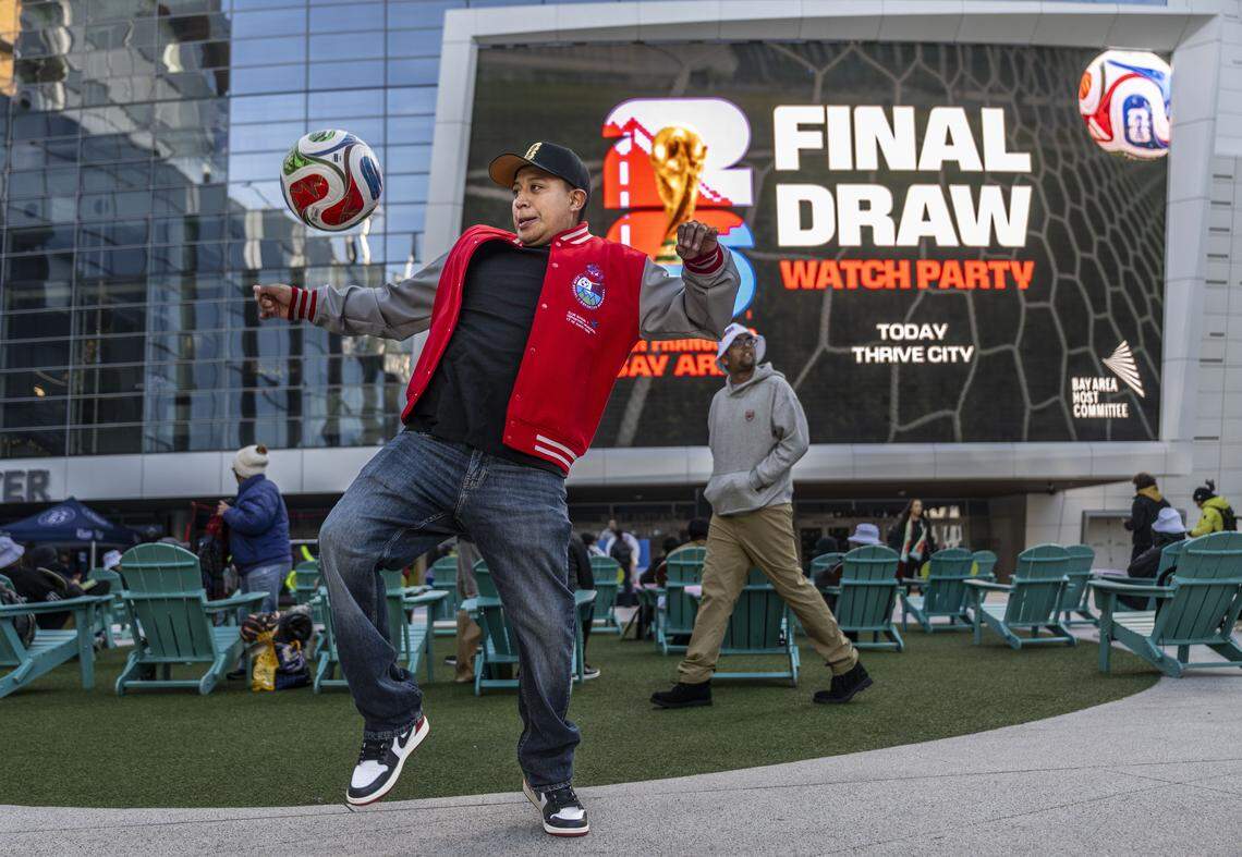El aficionado al fútbol Diego Cuin, nativo de Guatemala, regatea el balón antes de la watch party del World Cup en el Chase Center en San Francisco el viernes.
