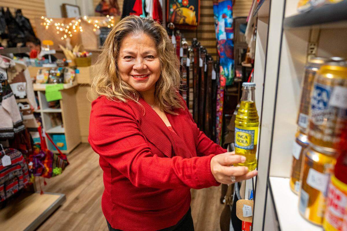Jessy Luz Mila Flores Cárdenas, propietaria de Mi Tiendita Munaycha en Old Sacramento, muestra una botella de Inca Kola el mes pasado.