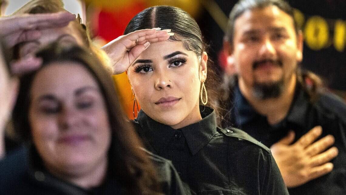 Después de salir de prisión, estas mujeres de California quieren combatir incendios. Míralas graduarse de la academia