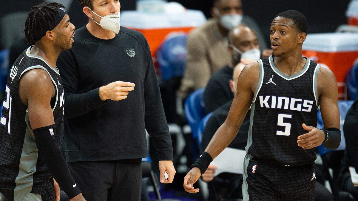 Sacramento Kings Luke Walton (coach) talks with Sacramento Kings guard Buddy Hield (24) and Sacramento Kings guard De’Aaron Fox (5) in the fourth quarter during a game at Golden 1 Center on Wednesday, Feb. 3, 2021 in Sacramento.