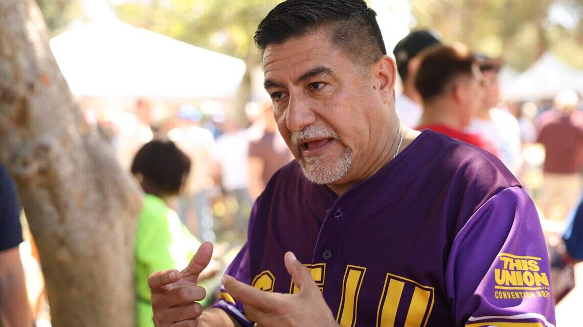 Departamento de Justicia retira los cargos contra un presidente sindical por su arresto durante una protesta contra ICE en Los Ángeles en 2025.