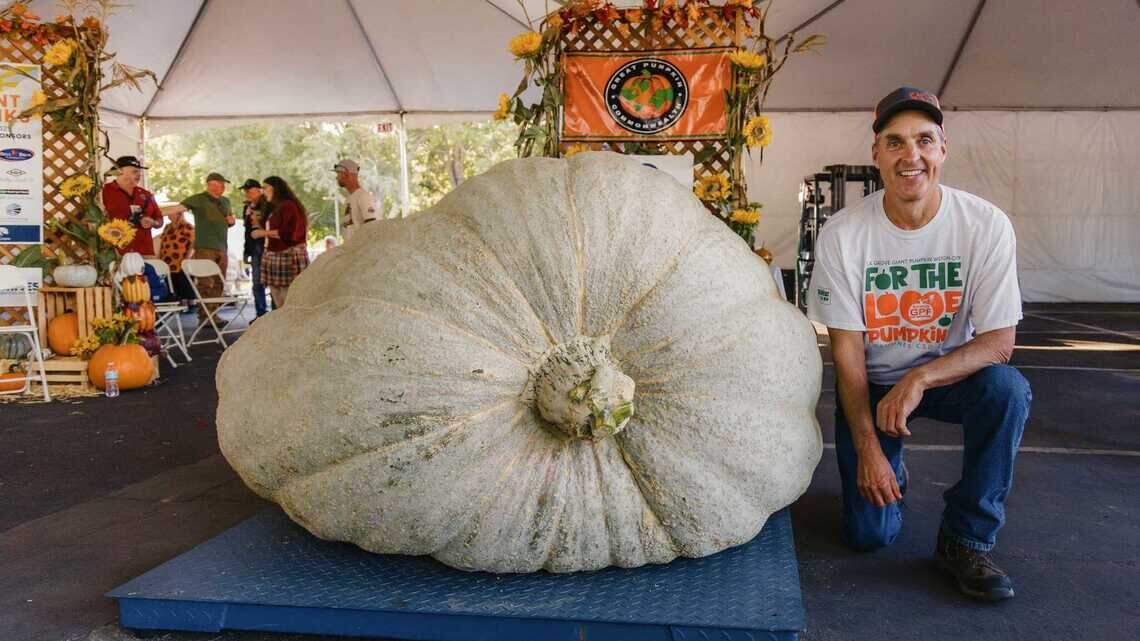 Pumpkins galore in Elk Grove: Regatta draws hundreds, 1-ton pumpkin takes top gourd