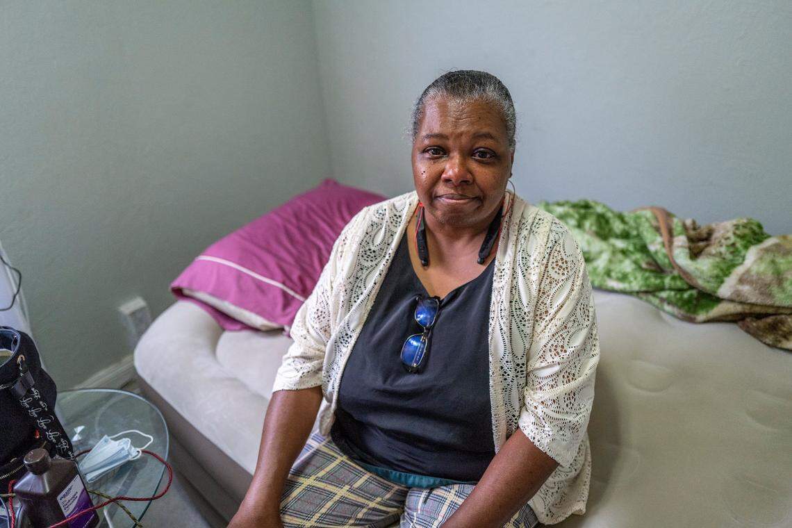 Las lágrimas corren por el rostro de Lenora Jackson a principios de este mes mientras se sienta en el colchón de aire en el que tuvo que empezar a dormir tras una infestación de chinches en su casa de renta. Jackson dice que llora casi todos los días por saber si la desalojarán de la casa de Oak Park.