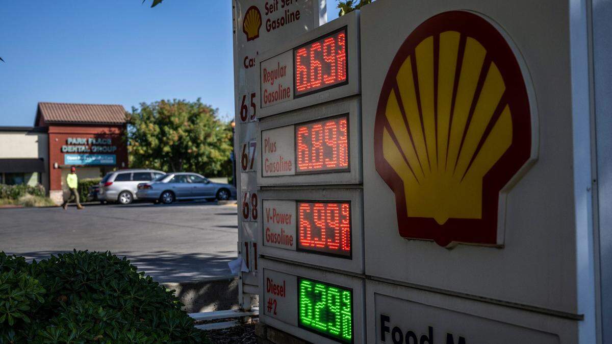 A gallon of regular costs $6.69 at the Shell station at Del Paso Road and Natomas Boulevard in Sacramento on Monday, Oct. 3, 2022. The average price in Sacramento County on Monday was $6.32, an increase of 57 cents from the previous week.